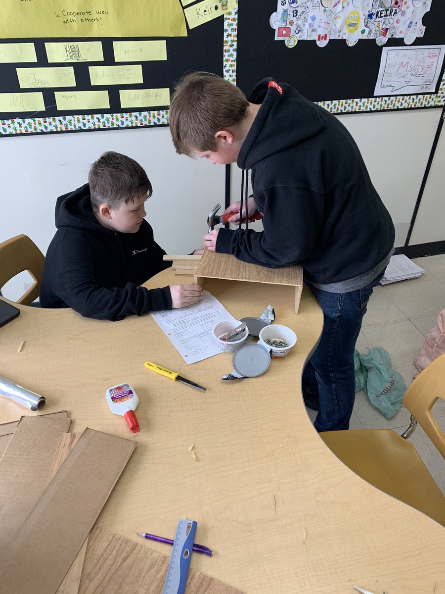 ashleesandy's tweet photo. Things are getting serious with our @makeymakey project!! We started this yesterday... these students are determined to make a piano! @ruthmbuckschool @RegPublicSchool https://t.co/YgWMmF3KzM