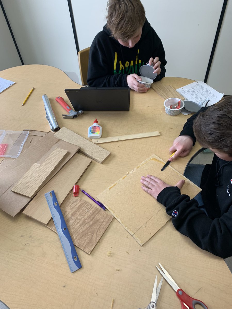ashleesandy's tweet photo. Things are getting serious with our @makeymakey project!! We started this yesterday... these students are determined to make a piano! @ruthmbuckschool @RegPublicSchool https://t.co/YgWMmF3KzM