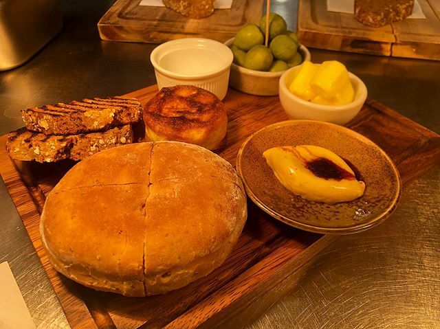 TheChequersWT's tweet photo. Home baked bread and olive board! 🥖 #localfood #michelin #finedining #chefs #culinary #foodphotography #culinarytalents #chefstalk #gourmet #chefstable #instafood #chilterns #buckinghamshire #westonturville #bread #olives #baking #homemade https://t.co/feCxwPMWGK