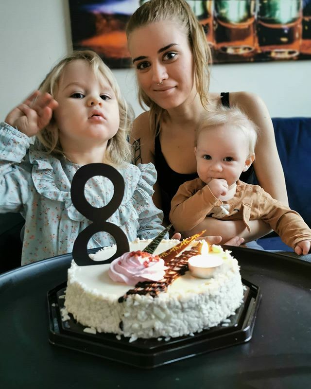 KilluKalli's tweet photo. Tegeleme siin iga päev tähtsa tööga. Näiteks täna sõime torti. Empsil pole üldse kunstisoont. Vaadake ometi seda nr8 moodi asjandust 😂😂😂
Aga õed on mul vahvad. Üks peaks veel pildil olema, aga noh keegi peab ju midagi asjalikku ka tegema ja koolis kä… https://t.co/Nz5VuId5BO https://t.co/ZJbMihSB6i
