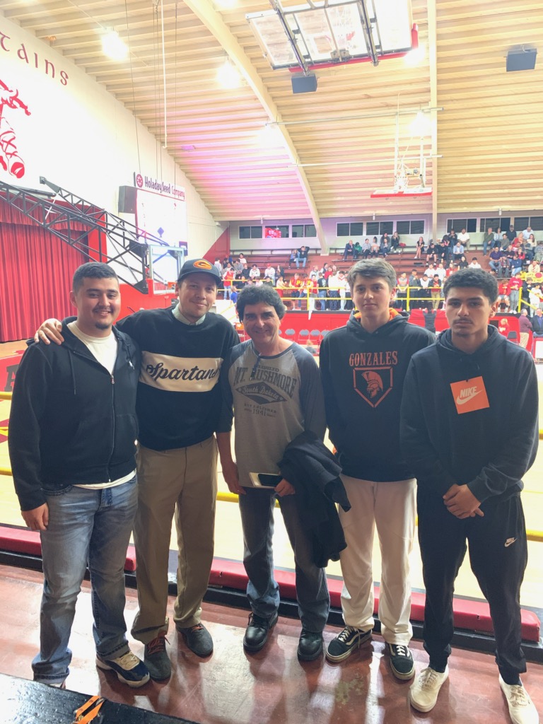 JohnJDevine's tweet image. Honored to take a photo with some of my homies from Gonzales. Keep grinding guys. Bright future.