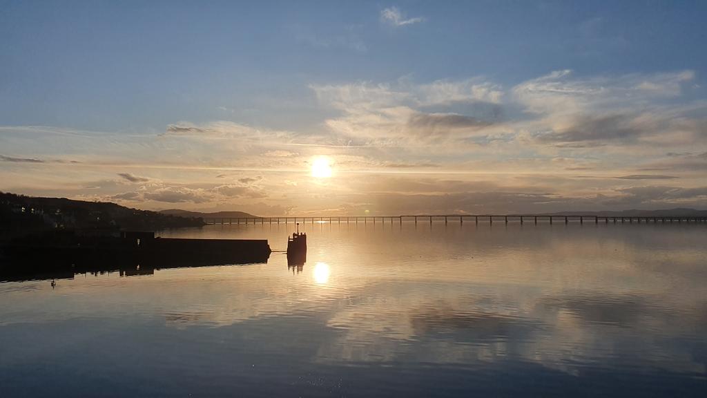 Who wouldn't want to live in a place like this? #Dundee #PositiveVibes #sunsets #rivertay #scottishphotography #VisitScotland