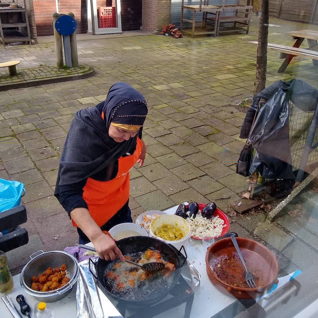 timmietovenaar's tweet photo. Wat een feest! En wat een prestatie! Het Wijkpaleis #editie2 werd vanmiddag geopend ππͺ. In '14 hadden we er met de Gebiedscommissie Delfshaven ook nog 'n bescheiden rol in toen we 't welzijnsbestek bij (destijds wethouder) @hugodejonge 'n klein beetje...
https://t.co/46L5CndGXO https://t.co/SGrUAAX3v1