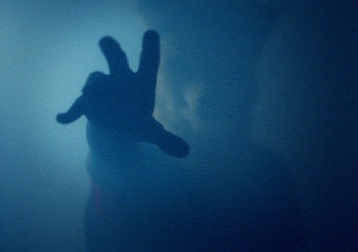 levmauc's tweet image. Viajes temporales, conspiraciones y giros de guión. TU ÚLTIMO DÍA EN LA TIERRA innova en el campo de las paradojas temporales, donde absolutamente nada es lo que parece. Puedes ver la historia de un hombre que viaja al pasado para rescatar a su mujer aquí: bit.ly/32NMSnA