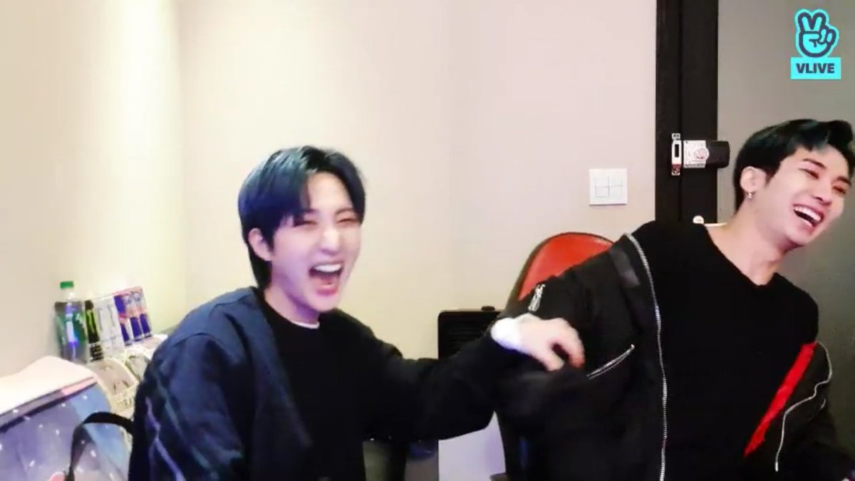 Nesnessy_Uni's tweet photo. Who can be cute and make you smile at the same time?

PENTAGON!!!!! 😍 #YuHu

@CUBE_PTG
#MessageForMyUniverse 
#PENTAGON #UNIVERSE 
#pentagon_the_black_hall https://t.co/FD9iXEIGab