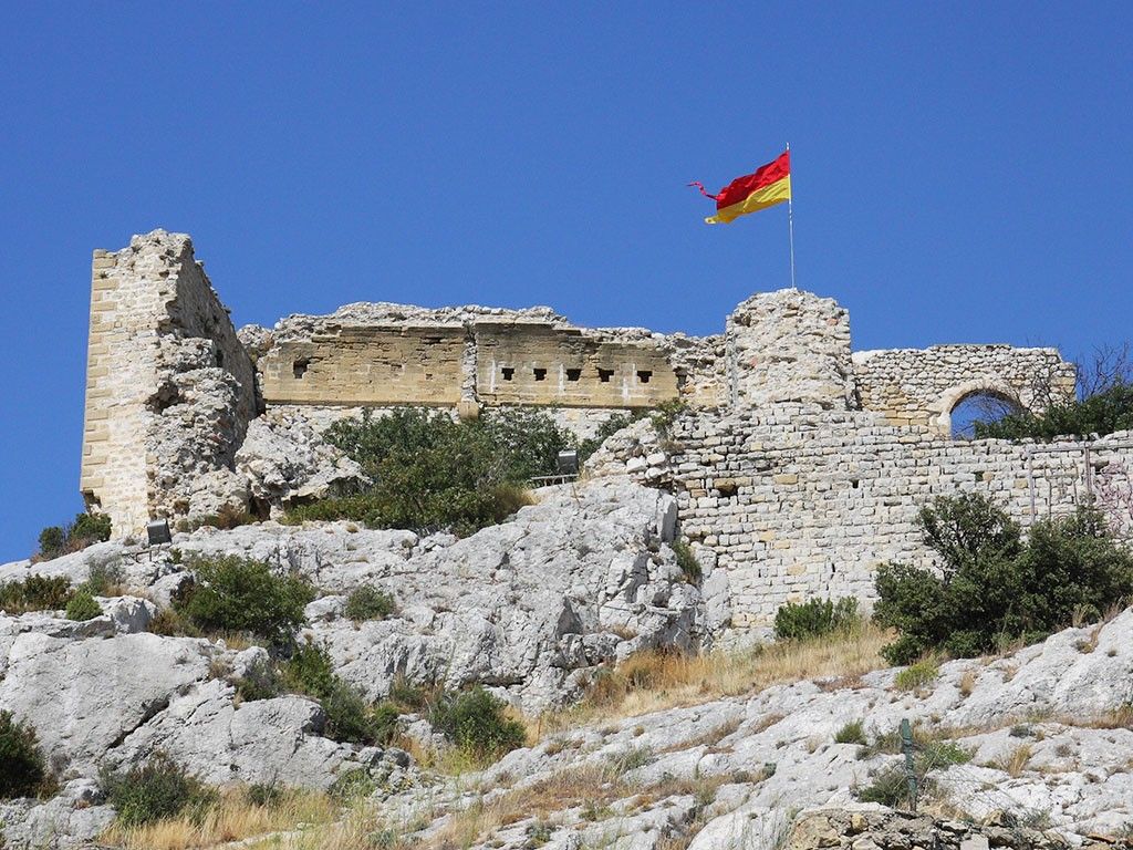 keith_vansickle's tweet photo. The chateaux of the Alpilles, with a guide for visiting https://t.co/MeHY2hO4Qe @perfprovence @provencetourism @CRT_RegionSud @StRemyTourisme @Arles365 @LuberonProvence @LesBauxTourisme https://t.co/wKRXi5FSF2
