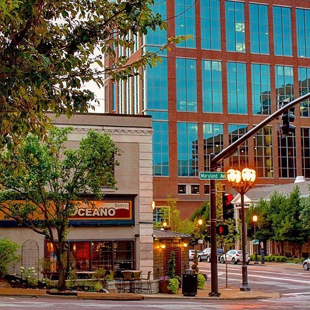 Looking for that #OneOfAKind vacay experience? We’re located in the heart of #STL charm – just a hop and a skip from Downtown #Clayton. #STL

📸: downtownclaytonmo on IG