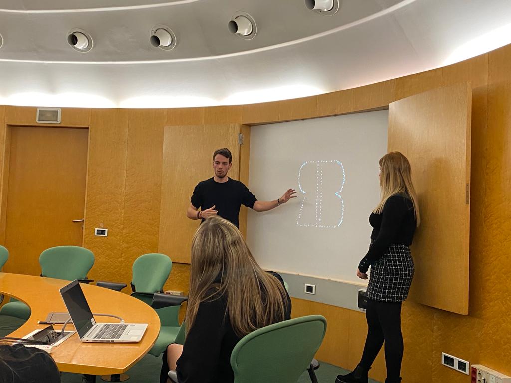 MinosTechs's tweet photo. Hoy se ha hecho la presentación definitiva en Fira Barcelona.

Nuestro Team Leader, un miembro de Warhol y nuestro equipo de arquitectas han realizado la propuesta de nuestro stand en la feria Retail &amp; Brand.

¡Durante esta semana sabremos quienes son los elegidos! https://t.co/OzAaiSQTAq