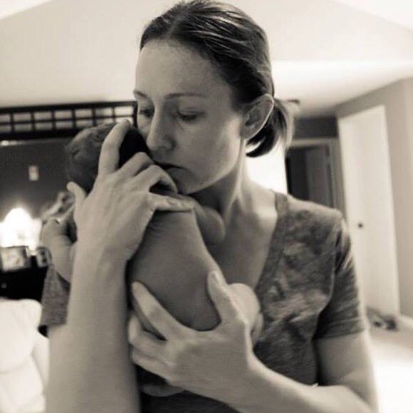 MetroMidwifery's tweet photo. We actually spend very little time holding babies—babies and parents belong together 24/7—but when we get a brief cuddle in, we soak it up. #babies #newborn #oxytocin #denverbirth #homebirth #midwifelife #midwifery First photo by @monetnicolebirths, second by @amyhadererartist. https://t.co/2PhUC8aMqX