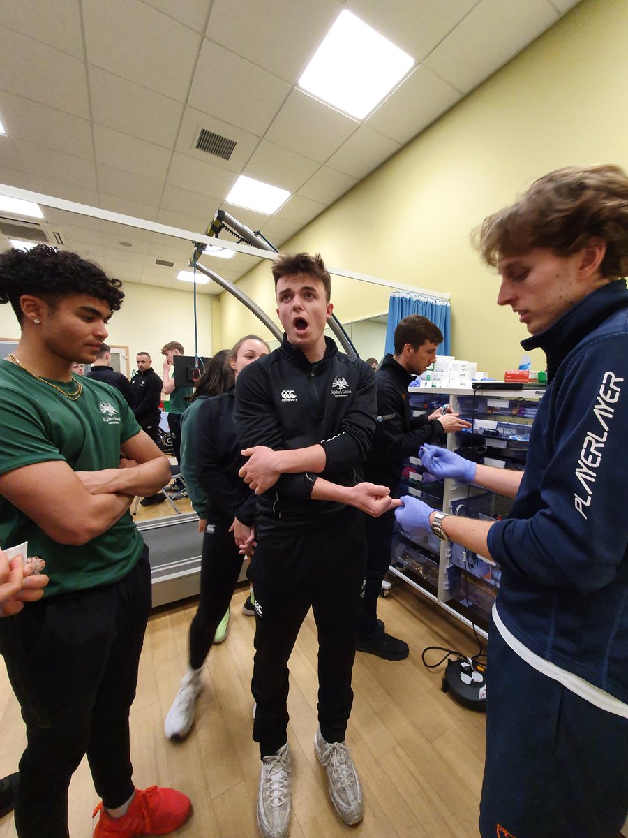 SJPEDept's tweet photo. Big thanks to @SurreyHPI for a fantastic workshop! Our @StJohnsSurrey A-level pupils loved carrying out a number of testing! Well done to Holly for scoring "superior" in her VO2 Max Test! #TeamPE #ThisIsSportsScience #ActiveLearning https://t.co/lUwiVAaXG6