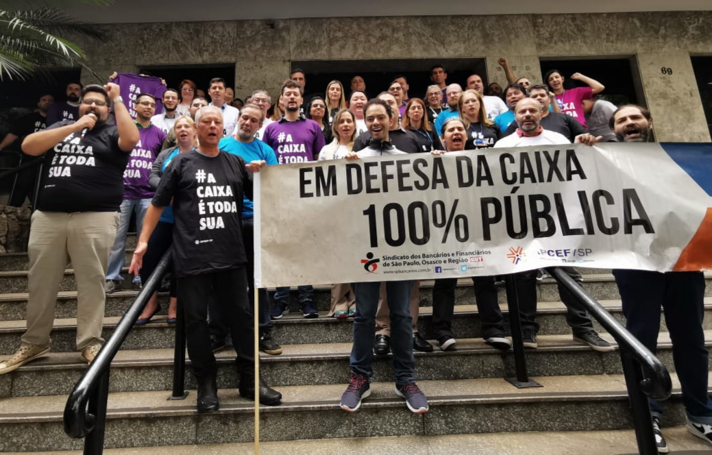 spbancarios's tweet photo. Hoje foi dia de protesto em frente ao prédio da Gigad-SP. Os empregados, em luta, exigem respeito da direção da Caixa! https://t.co/Bd4JdgIDDv