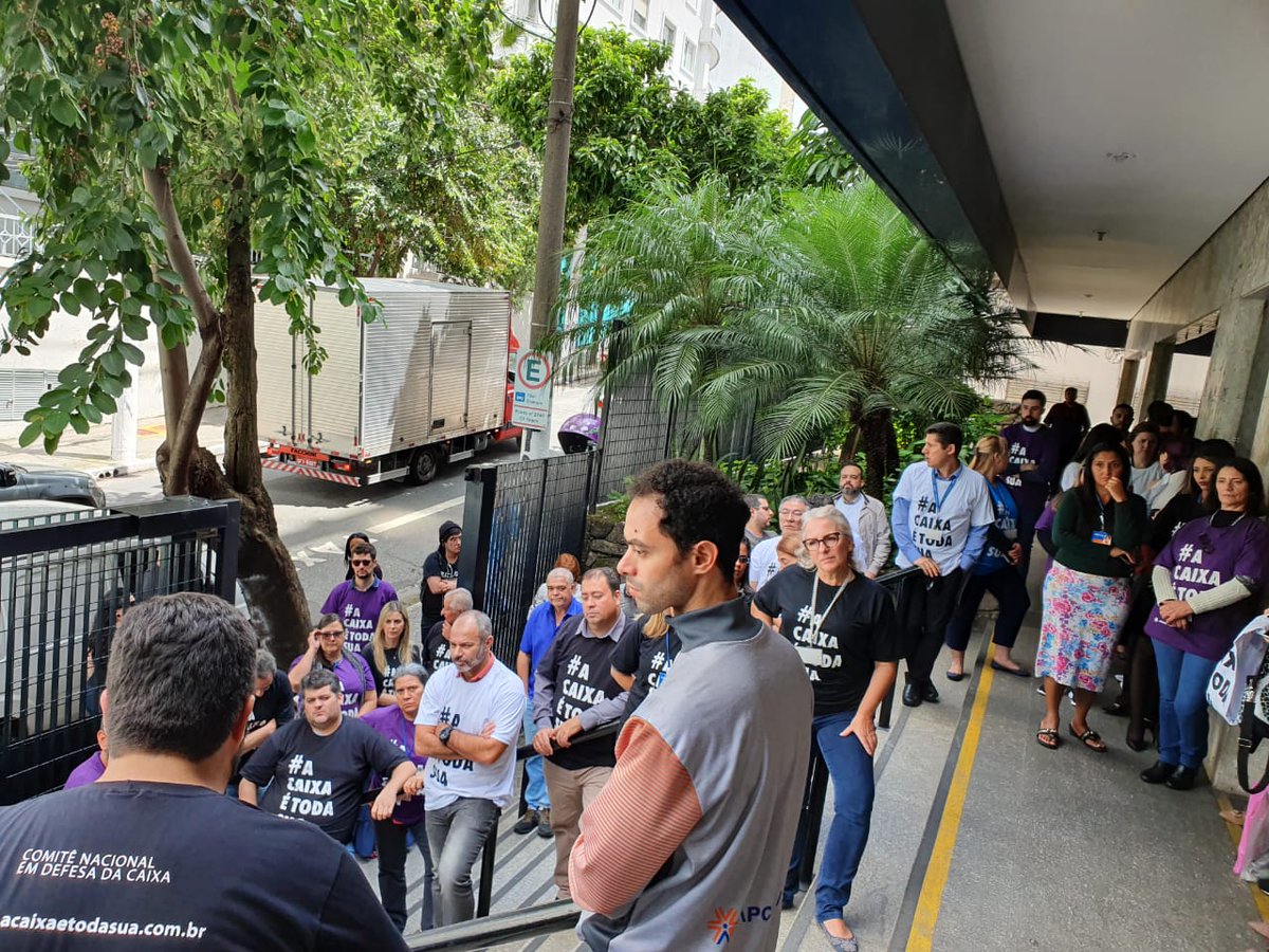 spbancarios's tweet photo. Hoje foi dia de protesto em frente ao prédio da Gigad-SP. Os empregados, em luta, exigem respeito da direção da Caixa! https://t.co/Bd4JdgIDDv