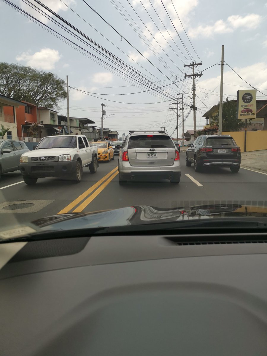 eileenrg's tweet photo. Que parte de doble linea no entiendeeee  NOOOOO PUEDE GIRAR A LA IZQUIERDA aqui hacen lo que le da la gana @ATTTPanama https://t.co/T0bS27Qkhs