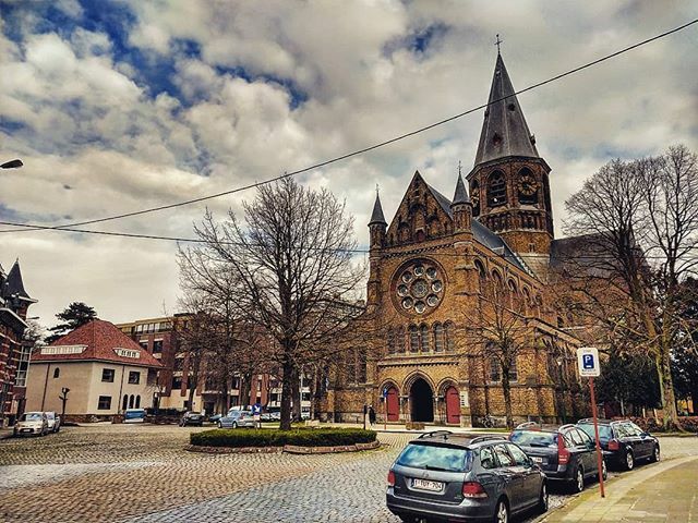 Peeveedh's tweet photo. Kortrijk Sint-Jansplein #kortrijk #igerskortrijk #igkortrijk #igers #stadkortrijk #duizendkortrijksestraten #sintjansplein #streets #streetphotography #architecture #church https://t.co/bA1n3I0GVD