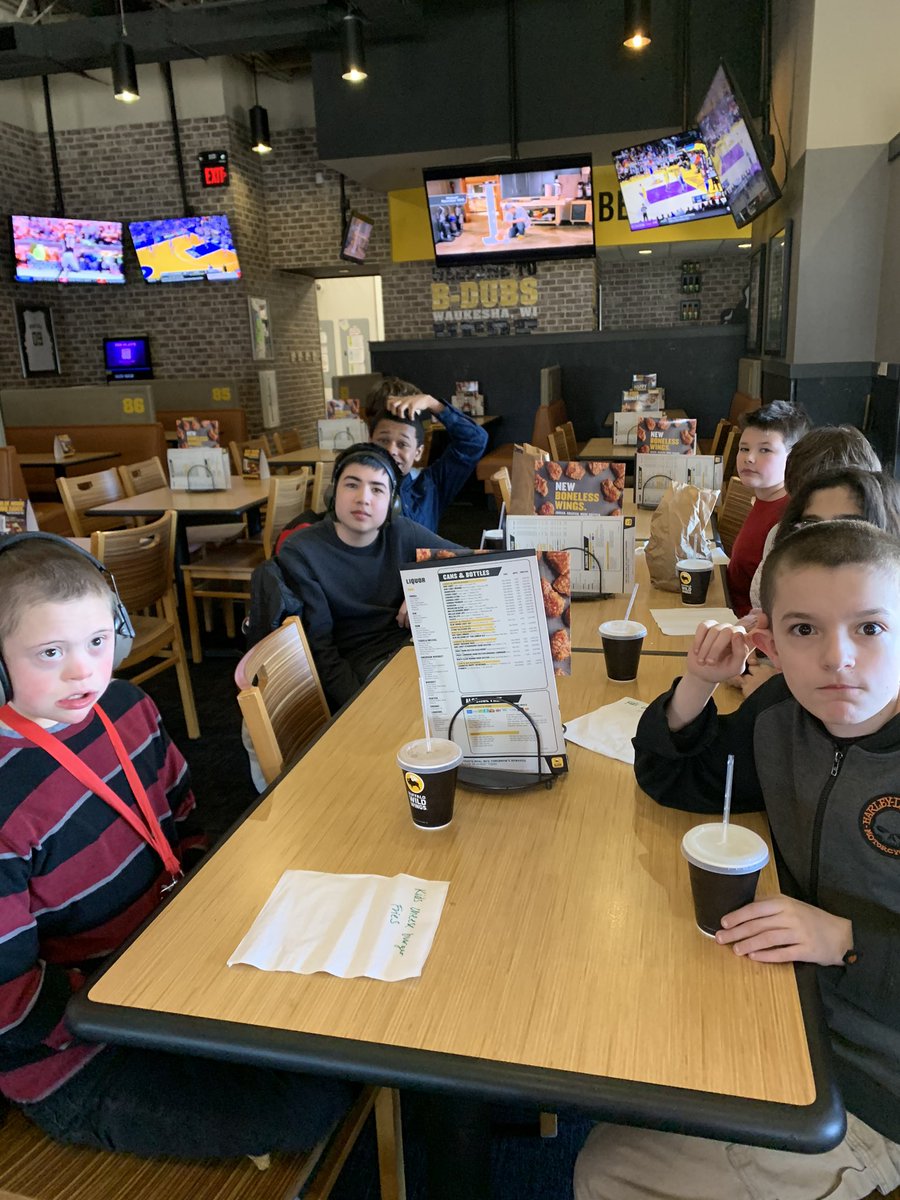 ParksTeaches's tweet photo. @BWWings for community today and all the kids ordered burgers 😂🍔 #sdw #community https://t.co/wSggLljrRy