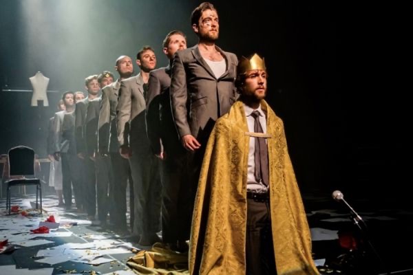 MycroftBrolly's tweet photo. #Macbeth @LazarusTheatre @GreenwichTheatr. I liked the sheer energy and pace of this production, I liked the use of the spotlights and the dark, I liked the witches, and I liked the blood! As per usual with Lazarus, excellent performances from the whole ensemble. https://t.co/LQQrQvDf8U
