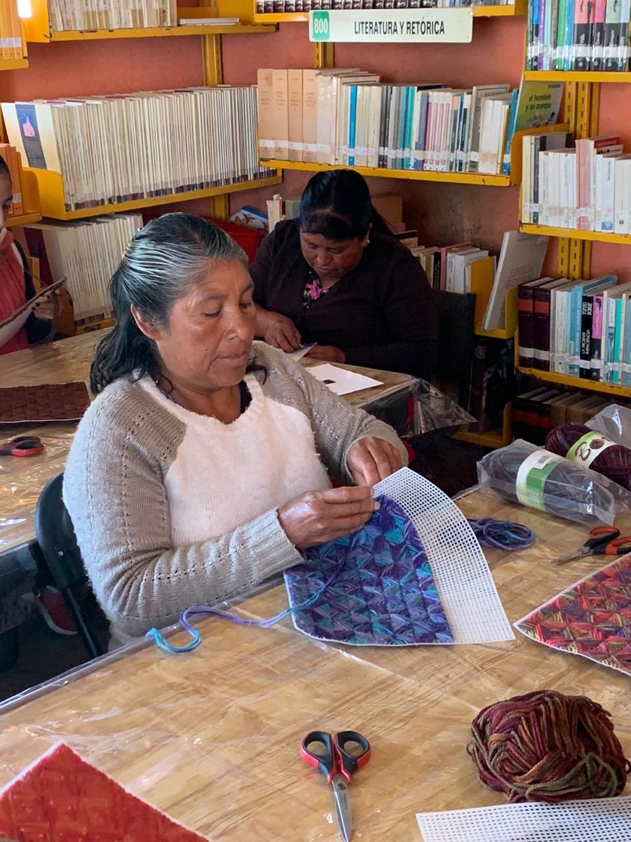 volunfinanzas's tweet photo. Nuestras alumnas de Manualidades este #MartesDeComunidad en El Curtidor, Santa María del Monte, Zinacantepec 💕👩🏻‍🏫. ¡Gracias voluntarias por su apoyo y compromiso!🙌🏻 https://t.co/4BuirFpA7c