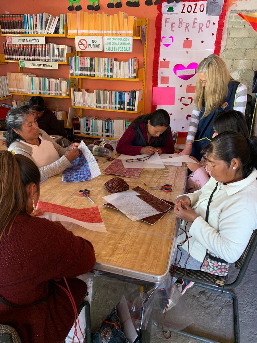 volunfinanzas's tweet photo. Nuestras alumnas de Manualidades este #MartesDeComunidad en El Curtidor, Santa María del Monte, Zinacantepec 💕👩🏻‍🏫. ¡Gracias voluntarias por su apoyo y compromiso!🙌🏻 https://t.co/4BuirFpA7c