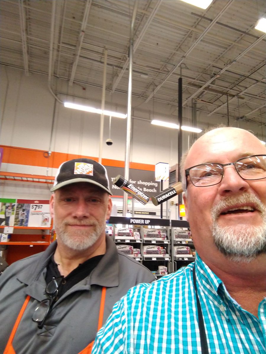 HDI_531's tweet photo. #InHomeDesigner John working with the 1121 team talking about how to generate leads with three questions #EasyAs123 #SetDaLead and John will bring you the 💰 @JMHagner @DanMallonhd @gloria_terri @JimSimmonsHD https://t.co/LoDA9l7IHT