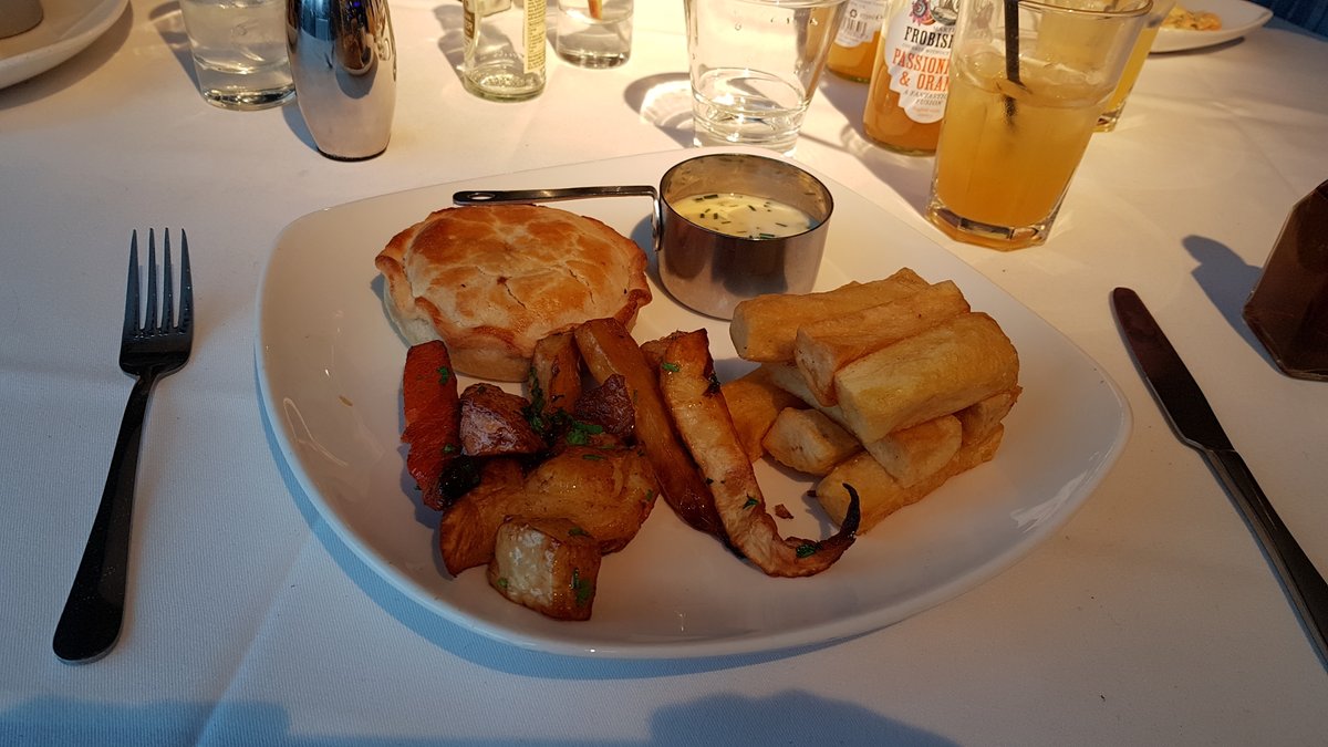 Here's another foodie flashback for #NationalPieWeek. 

It was another scrumptious Cheese and Onion Pie from <a href="/alberts_worsley/">Albert's Worsley</a>.

This one came with the additional side of seasonal roasted root vegetables, which really added to the dish. Gorgeous thick cut chips too.
