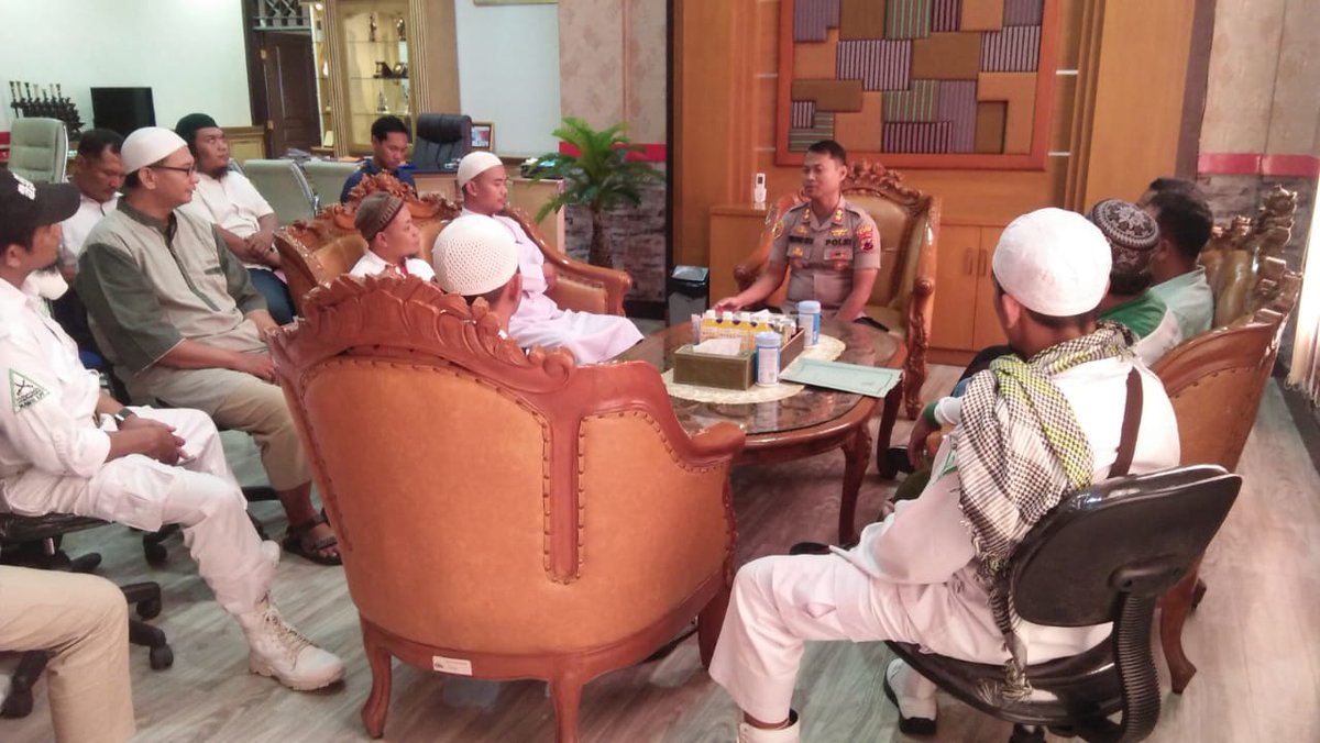 KlatenVisual's tweet photo. Kebrutalan Kelompok 'KLITIH' Resahkan Warga, FPI Klaten Audiensi Dengan Polres Klaten https://t.co/hE3hvBwmSH

#bahayaklitih #klaten #klitih #meresahkan #terorklitih #kejahatan #brantas #klitihklaten #meresahkanwarga #patroli #patrolimalam #polripromoter #polri #fpi #fpiklaten https://t.co/CAKzACh2D2