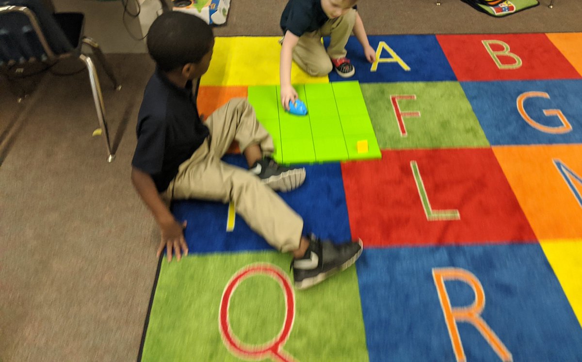 MrSiverioPD's tweet photo. Had a blast with @LindenwoodES kindergarten teachers! They stepped out of their comfort zones and integrated Computer Science activities into the classrooms! So proud! @Ozobot @quivervision @NPS_ITRTS @NPSchools #ProudTechCoach #EdTech #ComputerScience #UnpluggedActivities https://t.co/pZqMtAhRbf