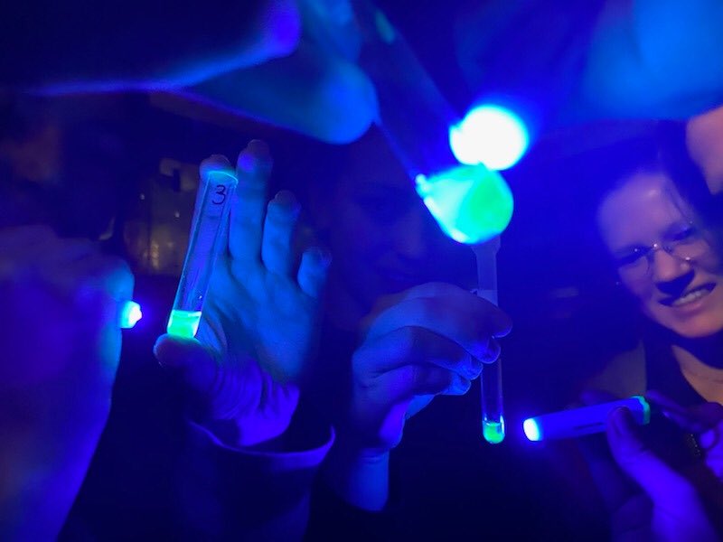 22Rocketscience's tweet photo. Glow up ✨ AP Bio and AP Chem students successfully collaborated to isolate the fluorescent protein we transformed into E.Coli bacteria two weeks ago. Ask them to explain the science behind this! #RocketsLearn #DoingGoodTogether https://t.co/WjMfmt8NNZ
