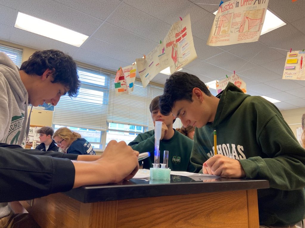 22Rocketscience's tweet photo. Glow up ✨ AP Bio and AP Chem students successfully collaborated to isolate the fluorescent protein we transformed into E.Coli bacteria two weeks ago. Ask them to explain the science behind this! #RocketsLearn #DoingGoodTogether https://t.co/WjMfmt8NNZ