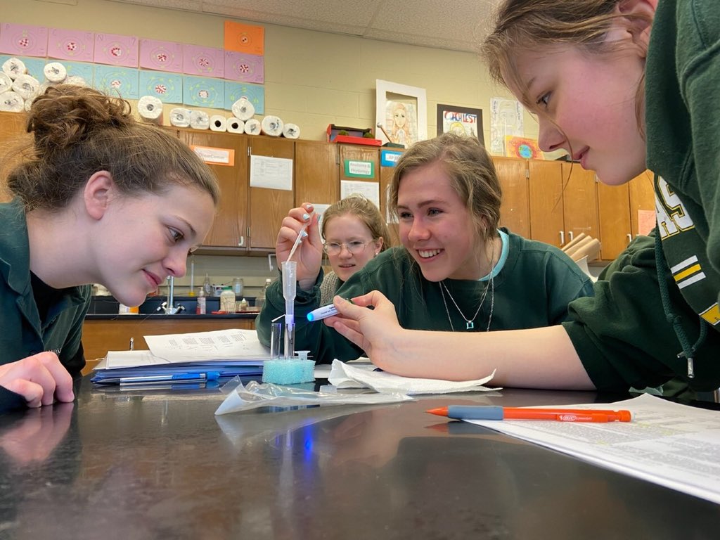 22Rocketscience's tweet photo. Glow up ✨ AP Bio and AP Chem students successfully collaborated to isolate the fluorescent protein we transformed into E.Coli bacteria two weeks ago. Ask them to explain the science behind this! #RocketsLearn #DoingGoodTogether https://t.co/WjMfmt8NNZ