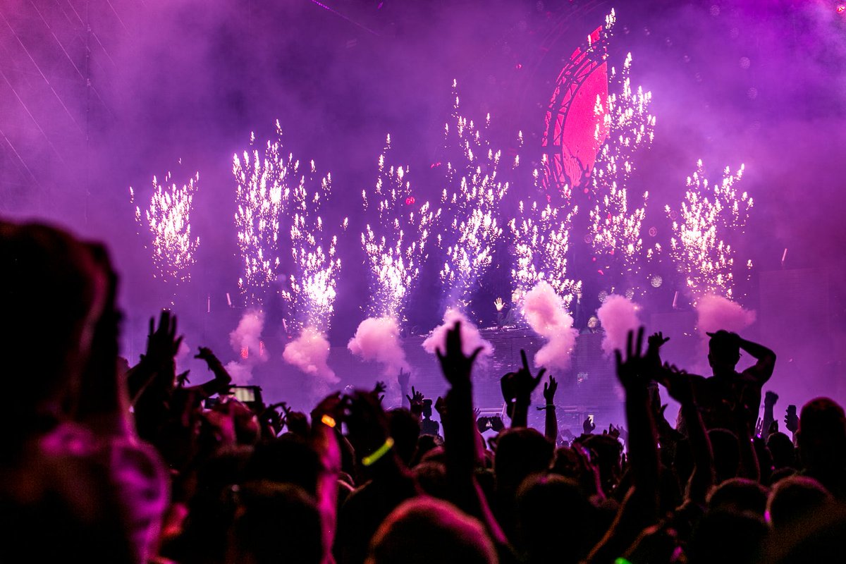 mutinyhotel's tweet photo. For the 27th year in a row, the #WinterPartyFestival is taking over #Miami! https://t.co/jiVADVrrgL https://t.co/PVj9qHUaWw