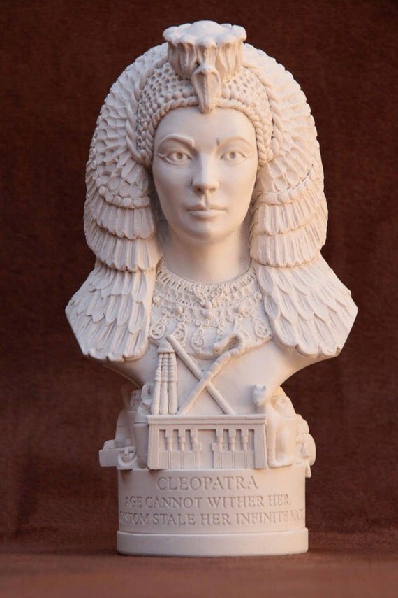 69queencleo's tweet photo. @Donatel92788233 I have a statue too #yourenotspecial https://t.co/DiCnvEHK1P