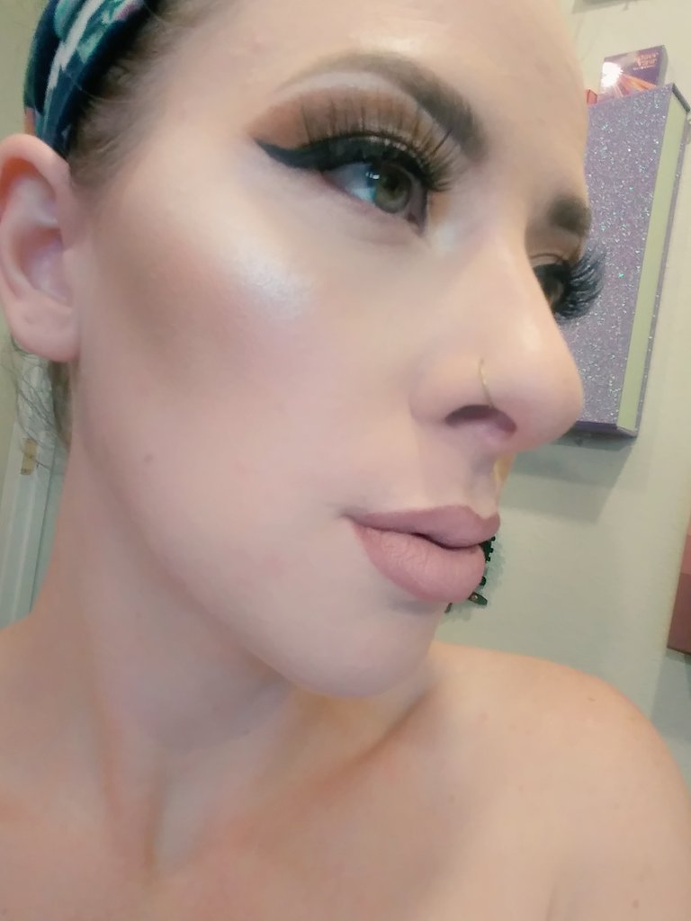 JustJess228's tweet photo. Played in my #conspiracypallette last night & I am ob-fucking-sesse 😍
Eyes+ #Conspiracypallette
Shades used
-Diet root-beer
-Tanacon
-Just a theory
Highlight -@Ofran✨
Foundatio-@milanicosmetics
Powder -@Maybelline
Lips - @JeffreeStar
VLL Celebrity skin & skin tight https://t.co/A32DRFZJ4Q