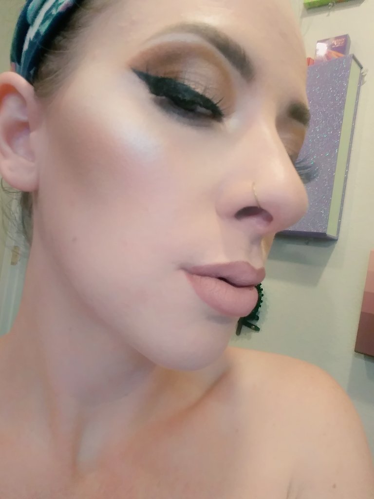 JustJess228's tweet photo. Played in my #conspiracypallette last night & I am ob-fucking-sesse 😍
Eyes+ #Conspiracypallette
Shades used
-Diet root-beer
-Tanacon
-Just a theory
Highlight -@Ofran✨
Foundatio-@milanicosmetics
Powder -@Maybelline
Lips - @JeffreeStar
VLL Celebrity skin & skin tight https://t.co/A32DRFZJ4Q