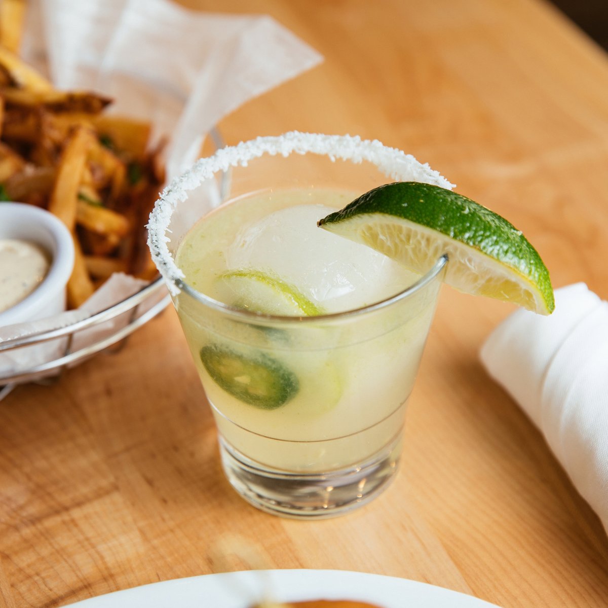 Time to turn the heat up with the jalapeno margarita. 🔥
#zinburger #cheers