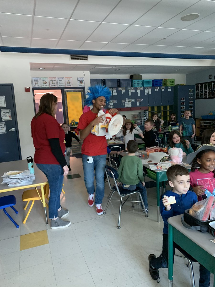 MrsMancl's tweet photo. Thing 1 and Thing 2 visit blue pod first grade! https://t.co/RkQBUkdos8