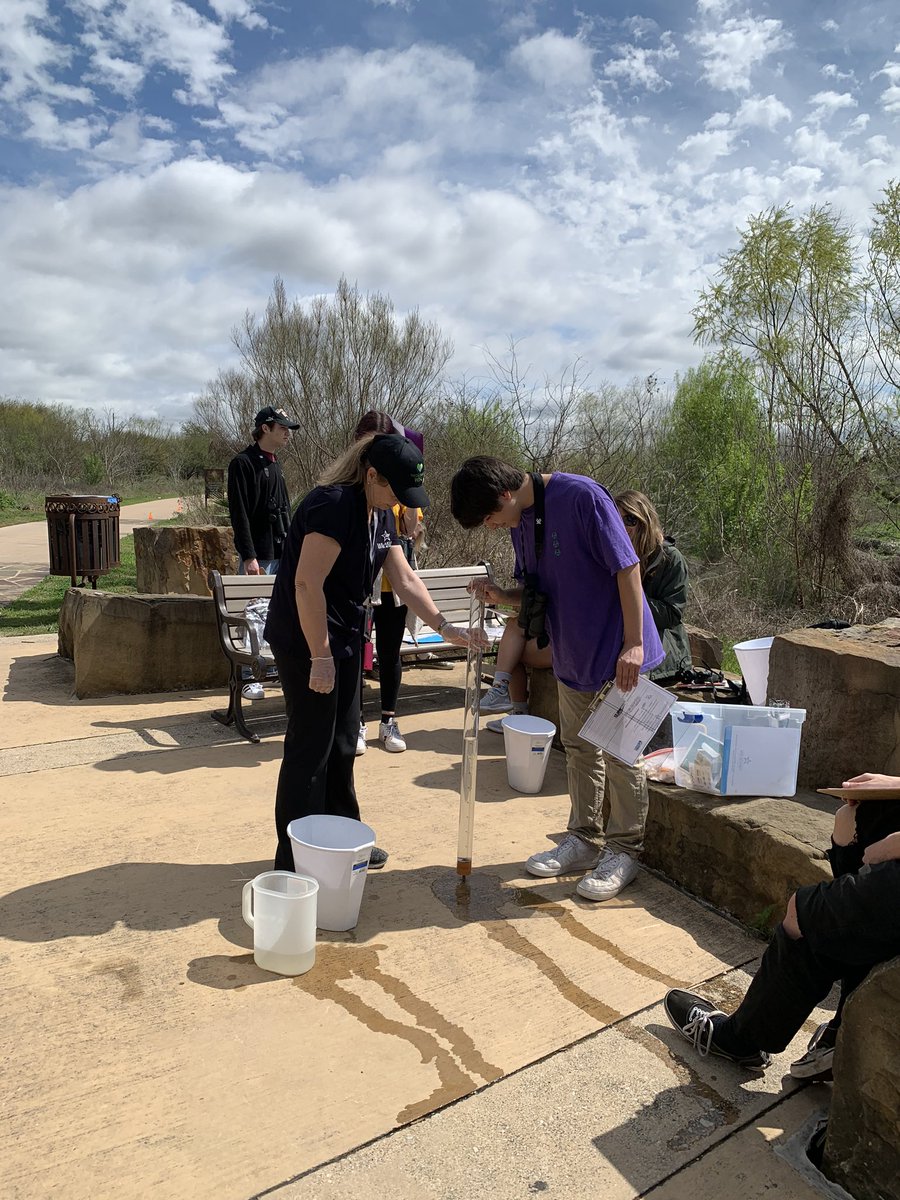 BobHaakEDU's tweet photo. Testing the rivers water quality. @AHHSmules @AHISD @WeGoPublic https://t.co/IWqiTrLoyD