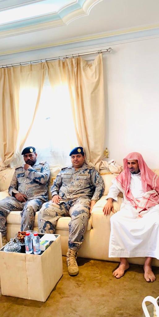 O99mh's tweet photo. سعادة قائد حرس الحدود بمنطقة المدينة المنورةاللواء بشير مفلح البلوي
وسعادة العميد شاكر مطلق الجعيد
قائد قطاع حرس الحدودبينبع
وسعادة العقيدحسن سليمان البلوي قائد قطاع املج ويرافقهم عدد من ضباط  حرس الحدود
يؤدون واجب العزاء في وفاة فقيدقبائل جهينة الشيخ عياد بن غانم ابن غنيم الجهني https://t.co/pGn1eFc4ED