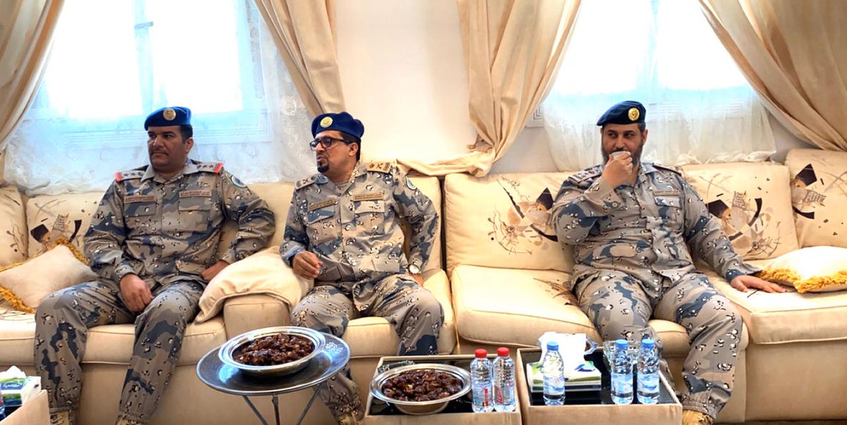 O99mh's tweet photo. سعادة قائد حرس الحدود بمنطقة المدينة المنورةاللواء بشير مفلح البلوي
وسعادة العميد شاكر مطلق الجعيد
قائد قطاع حرس الحدودبينبع
وسعادة العقيدحسن سليمان البلوي قائد قطاع املج ويرافقهم عدد من ضباط  حرس الحدود
يؤدون واجب العزاء في وفاة فقيدقبائل جهينة الشيخ عياد بن غانم ابن غنيم الجهني https://t.co/pGn1eFc4ED