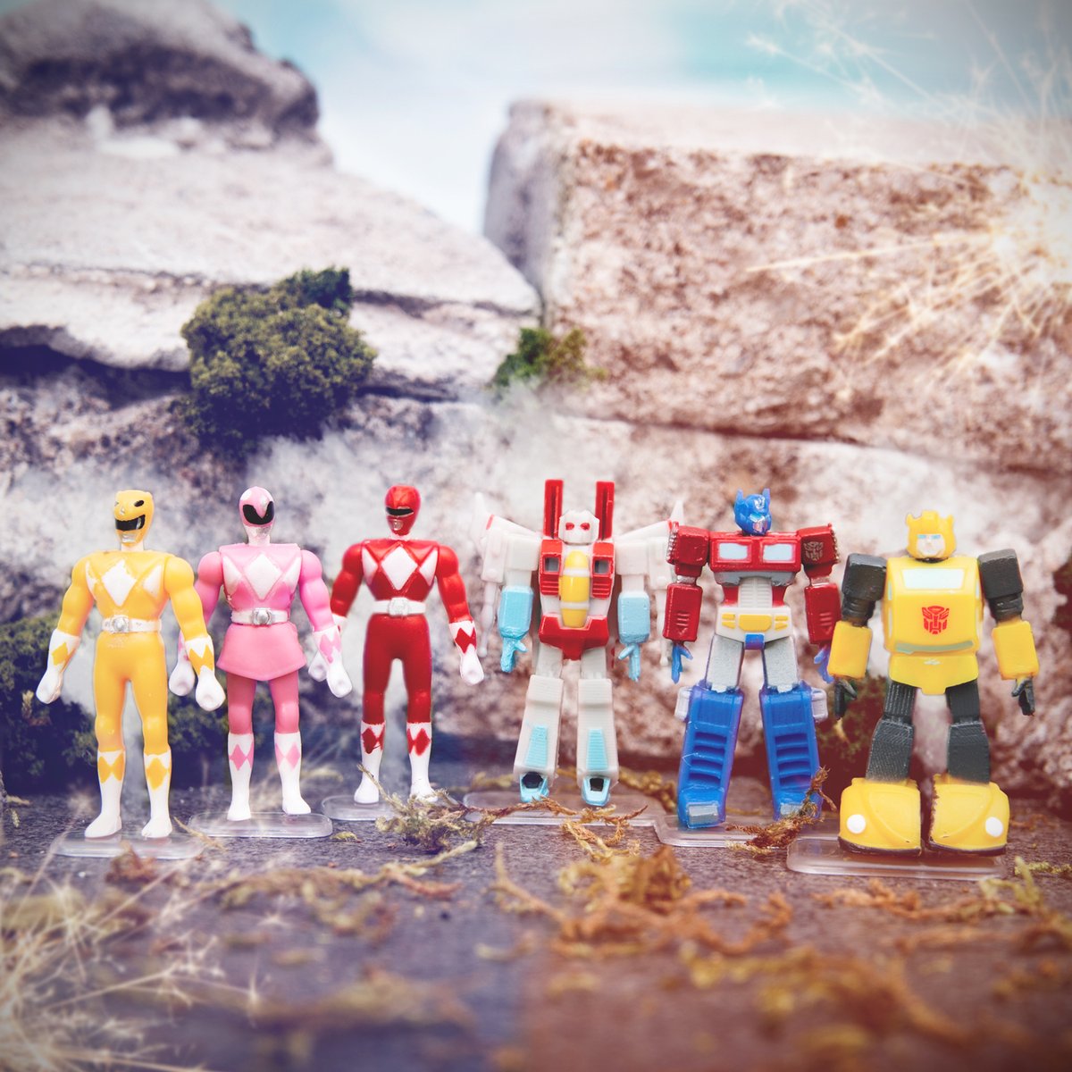SuperImpulseLtd's tweet photo. Power Rangers VS Transformers - only one can win! Which World's Smallest Micro Action figures do you think would win the battle? 👊💢@powerrangers @transformersofficial #WorldsSmallest #MicroActionFigures #superimpulse #PowerRangers #Transformers https://t.co/NmjYcwdH2K