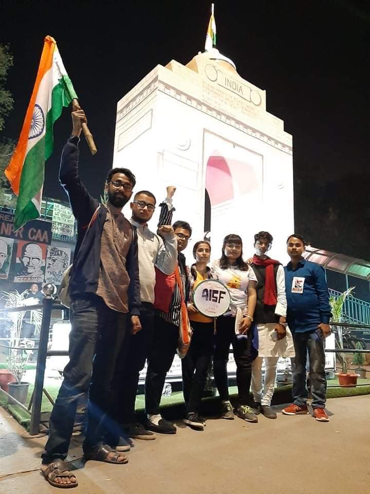 AISFofficial's tweet photo. Yesterday's protest and delegation visit to Shaheen Bagh.
#Aisf
We want Education and guaranteed Employment to all through #Bnega #Bhagat_Singh_National_Employment_Guarantee_Act
#NoToCAA #NoToNRC #NoToNPR #NoToBJP #NoToRSS
@VickyMahesari https://t.co/YVsuAwsKN8