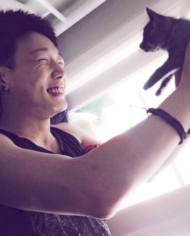 xnyeony's tweet photo. the ikons with pets 🥺💕 the best content on the internet 🥺 https://t.co/FEIhrTk9bA