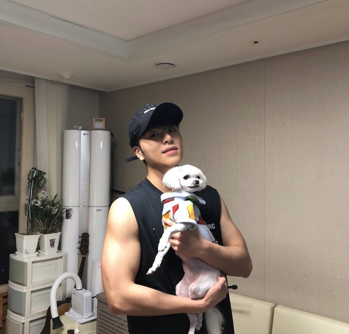 xnyeony's tweet photo. the ikons with pets 🥺💕 the best content on the internet 🥺 https://t.co/FEIhrTk9bA
