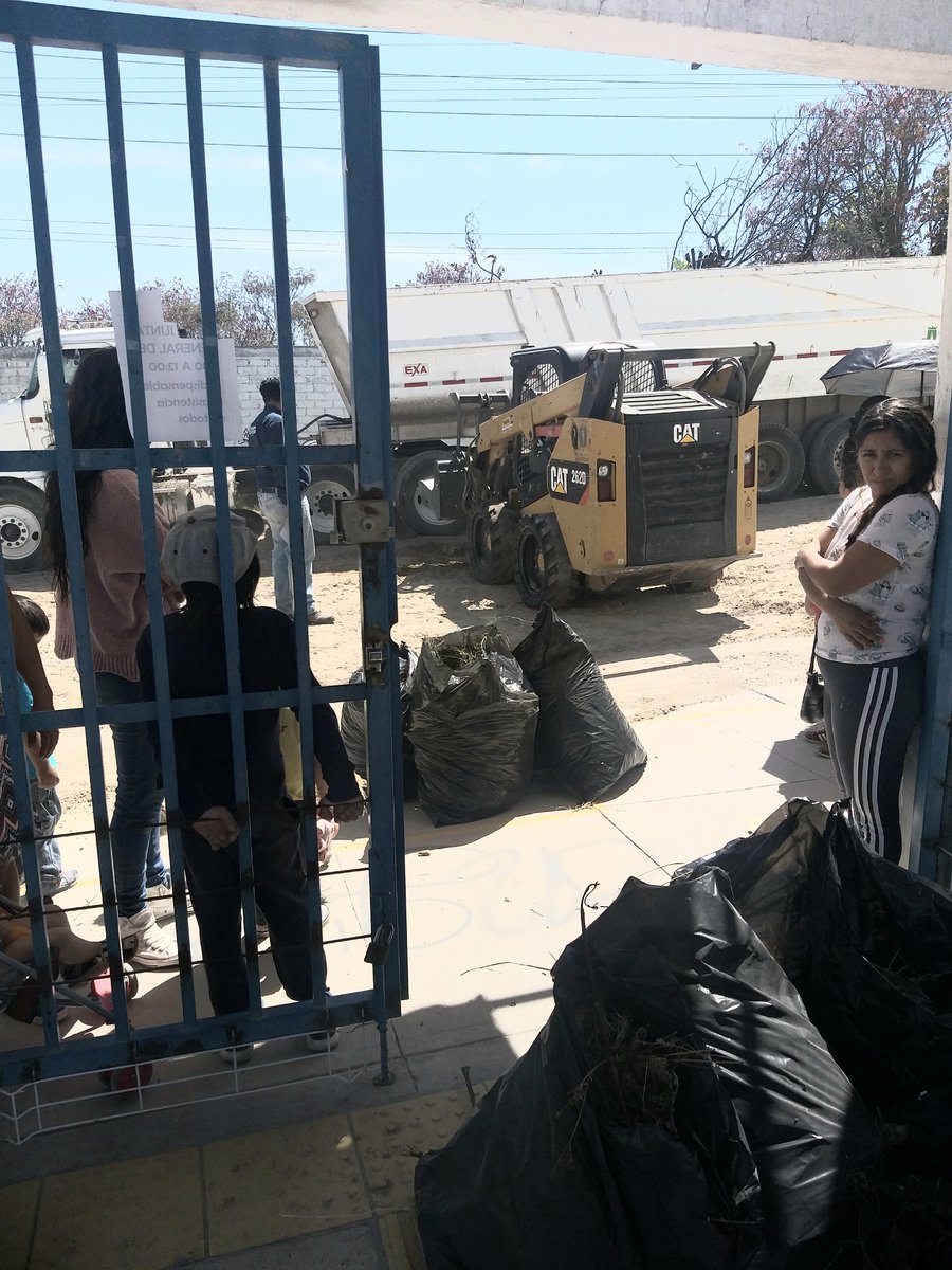 RosaOfeliaVarga's tweet photo. @ZapopanGob gracias por  apoyo en mejora del entorno escolar!Barda sin grafiti,terracería emparejada!Muchos zapopanos  de 4 y 5 años, beneficiados! j.d N. PILLI 14DJN2012B.@SecEducacionJal @JCFloresMiramon  en espera  d lo d la electricidad,agua,baños https://t.co/3avTd2Z7Q9