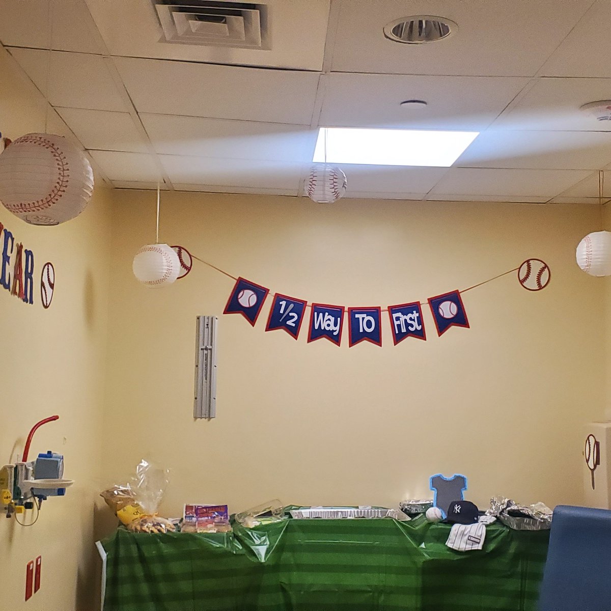 NICU team pushing the patient experience to another level!!! Truly love this team!! @NYPBrooklyn <a href="/ErnestoPMir/">Ernesto Perez-Mir</a> <a href="/JennRNNY/">catlady</a> #Yankees