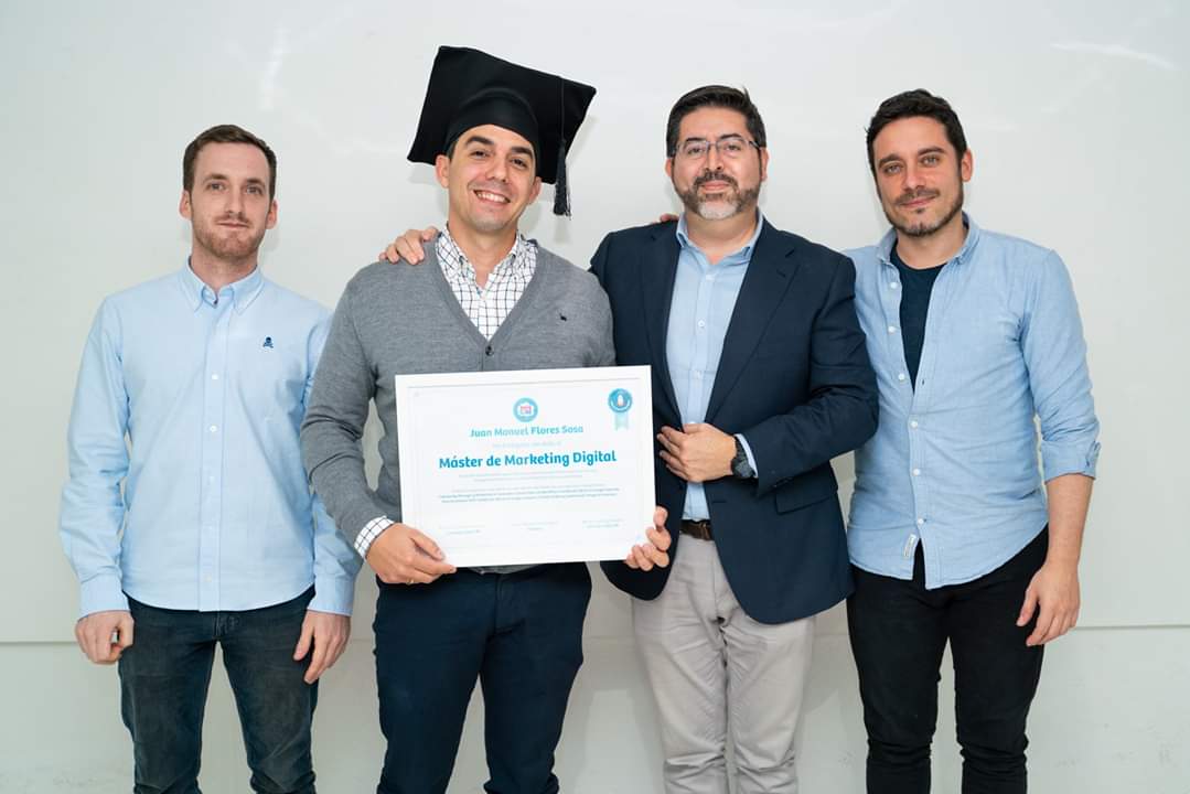 juanmanuelfss's tweet photo. Culminación de una gran etapa en @aulaCM. Gran formación impartida  en esta escuela, por un grupo de profesionales desde el primero hasta el último. #mastermarketingonline https://t.co/ZVy7vVOjwO