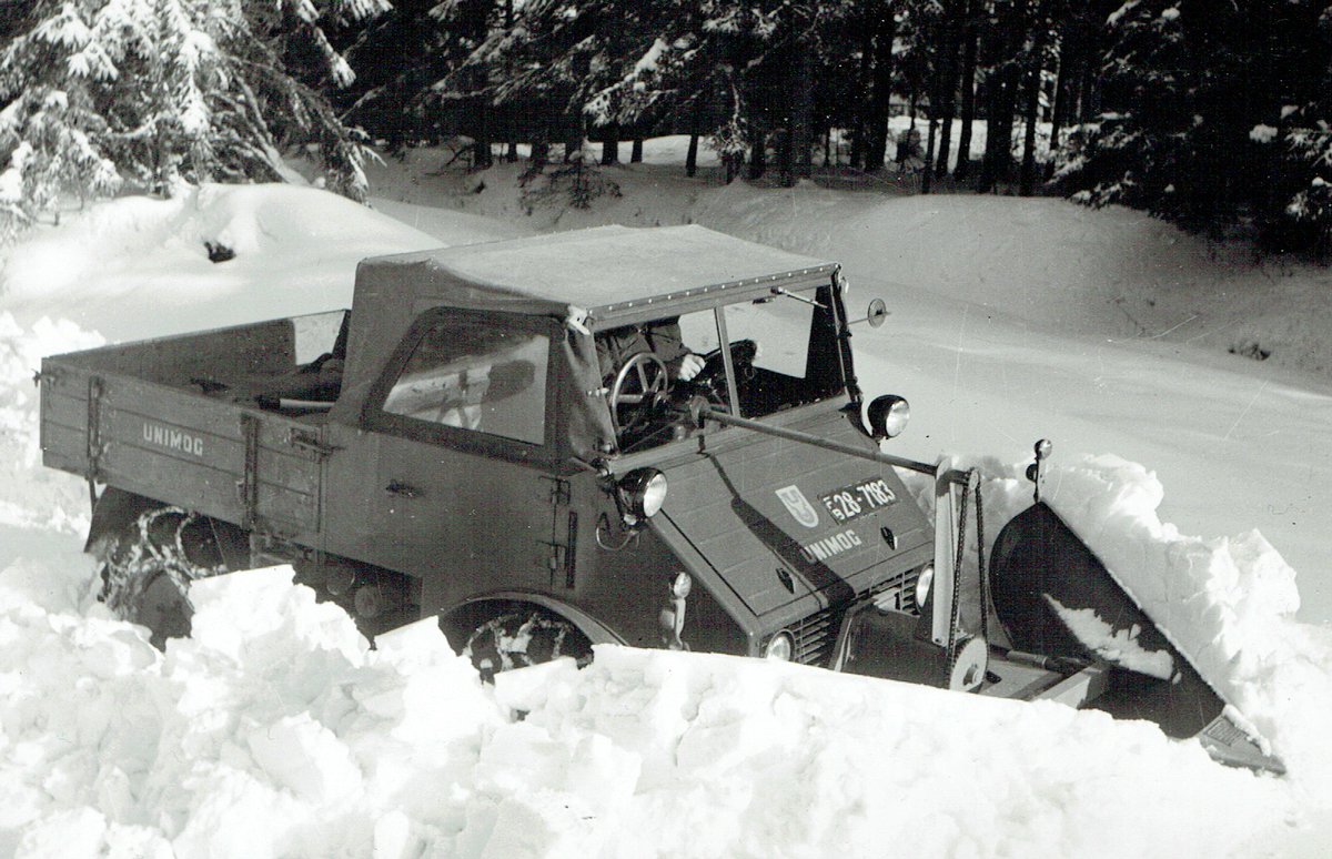 UnimogCommunity's tweet photo. 1951: Unimog 25 PS mit Keilpflug von Schmidt im Südschwarzwald. Unimog 25 PS with wedge plough from Schmidt in the southern Black Forest. #gaggenau #unimog #4x4 #daimler #ucg #unimogmuseum #unimogclubgaggenau #unimogveteranenclub #winterdienst #alfredschmidt #schmidtstblasien https://t.co/1K9VDSeVGR