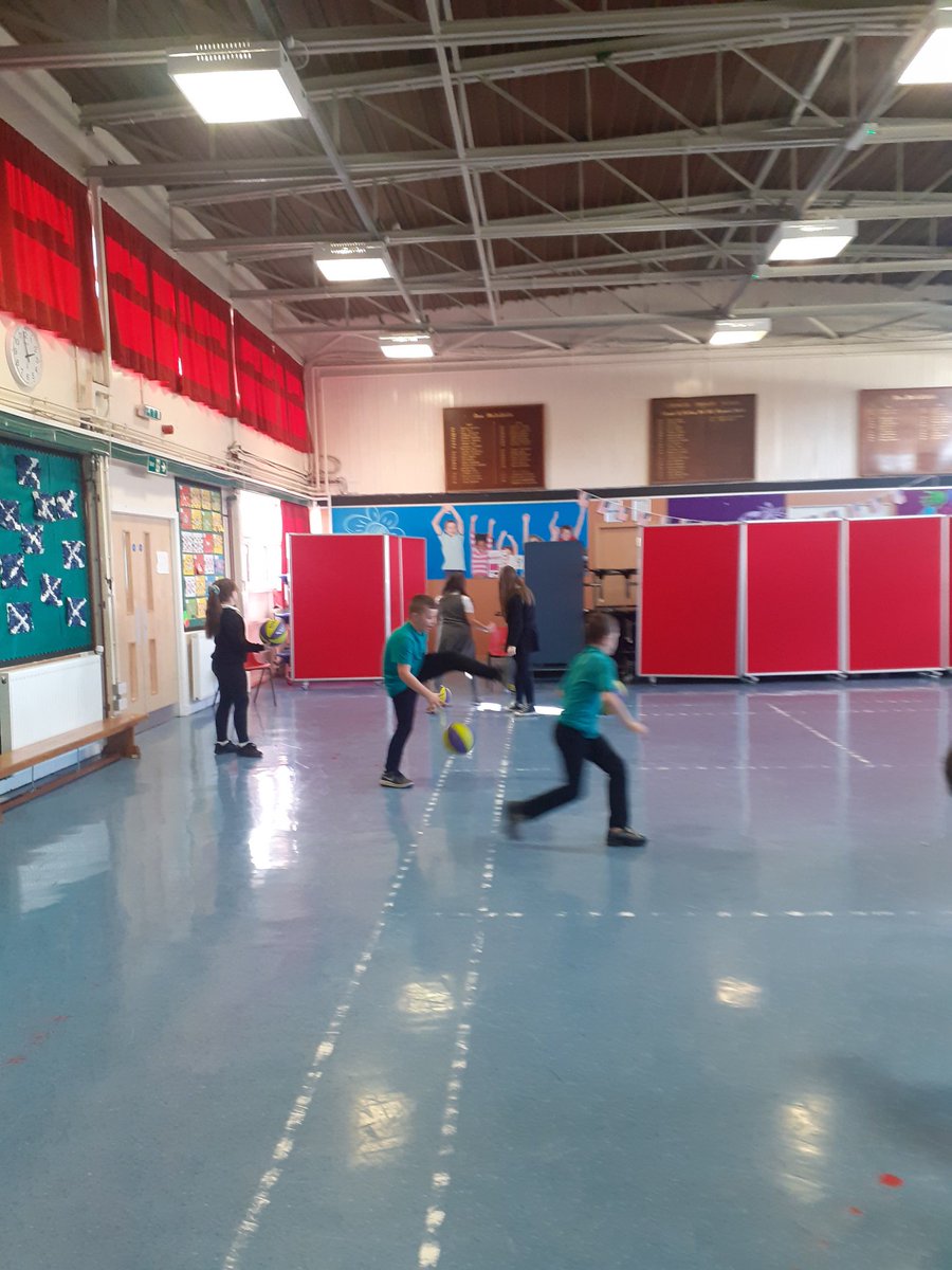 rrsalawmuirps's tweet photo. Well done Room 10 pupils! Today learning great basketball skills and healthy choices. Linked to UNCRC Articles 31 and 24.@LawmuirPS @missmmccrindle @Jump2it_SSF @stevenkidd https://t.co/XxBK2anip5