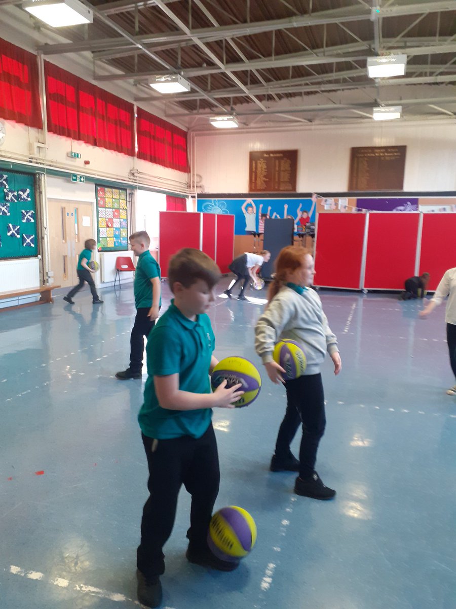 rrsalawmuirps's tweet photo. Well done Room 10 pupils! Today learning great basketball skills and healthy choices. Linked to UNCRC Articles 31 and 24.@LawmuirPS @missmmccrindle @Jump2it_SSF @stevenkidd https://t.co/XxBK2anip5