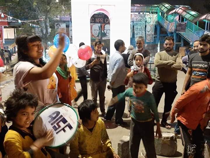 AISFofficial's tweet photo. Yesterday's protest and delegation visit to Shaheen Bagh.
#Aisf
We want Education and guaranteed Employment to all through #Bnega #Bhagat_Singh_National_Employment_Guarantee_Act
#NoToCAA #NoToNRC #NoToNPR #NoToBJP #NoToRSS
@VickyMahesari https://t.co/YVsuAwsKN8