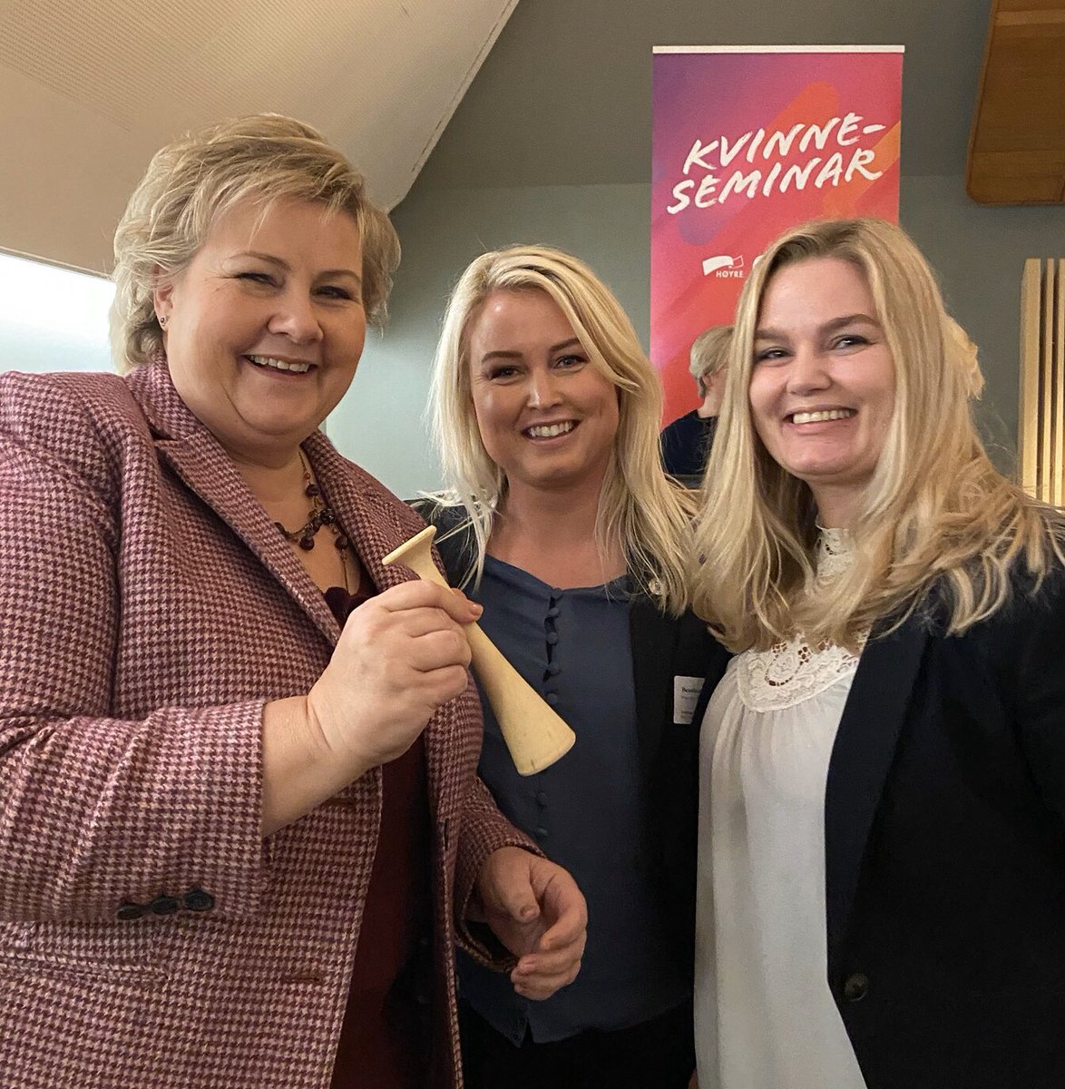 NSFJordmor's tweet photo. Statsminister @erna_solberg gratulerer landets jordmødre med @who theyearofthemidwife #supportnursesandmidwives @Regjeringen ❤️💙 https://t.co/POFEOPJM0x